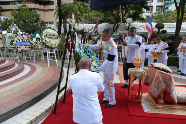 สมเด็จพระเจ้าอยู่หัว เสด็จพระราชดำเนินวางพวงมาลาถวายราชสักการะ 'สมเด็จพระบรมราชชนก'