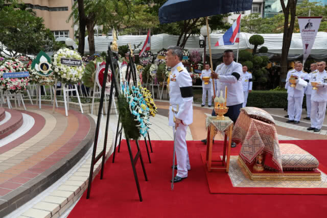 สมเด็จพระเจ้าอยู่หัว เสด็จพระราชดำเนินวางพวงมาลาถวายราชสักการะ 'สมเด็จพระบรมราชชนก'