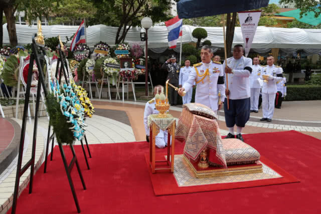 สมเด็จพระเจ้าอยู่หัว เสด็จพระราชดำเนินวางพวงมาลาถวายราชสักการะ 'สมเด็จพระบรมราชชนก'