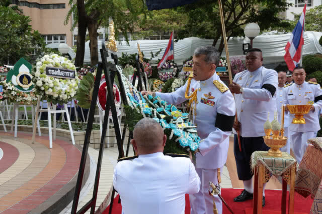สมเด็จพระเจ้าอยู่หัว เสด็จพระราชดำเนินวางพวงมาลาถวายราชสักการะ 'สมเด็จพระบรมราชชนก'