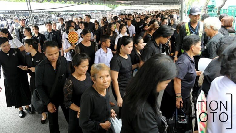ประชาชนกว่า 6 หมื่นเข้าแถวกราบพระบรมศพ ประชาชนกว่า 6 หมื่นเข้าแถวกราบพระบรมศพ