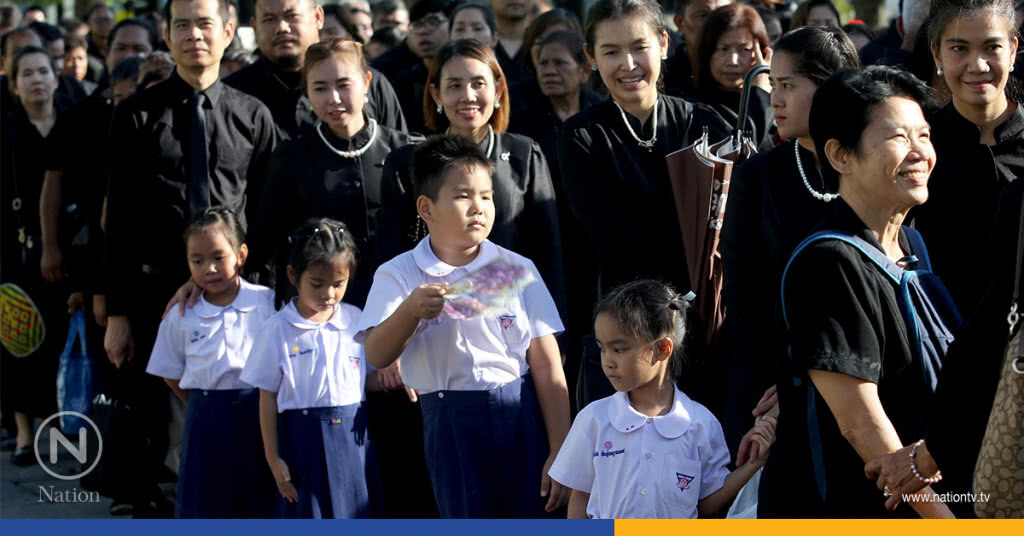 ประชาชนพาลูกหลานเดินทางมาเข้ากราบสักการะพระบรมศพ รัชกาลที่ 9 ช่วงสัปดาห์สุดท้าย ประชาชนพาลูกหลานเดินทางมาเข้ากราบสักการะพระบรมศพ รัชกาลที่ 9 ช่วงสัปดาห์สุดท้าย