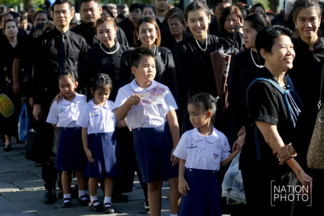 ประชาชนพาลูกหลานเดินทางมาเข้ากราบสักการะพระบรมศพ รัชกาลที่ 9 ช่วงสัปดาห์สุดท้าย