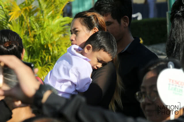 ประชาชนพาลูกหลานเดินทางมาเข้ากราบสักการะพระบรมศพ รัชกาลที่ 9 ช่วงสัปดาห์สุดท้าย