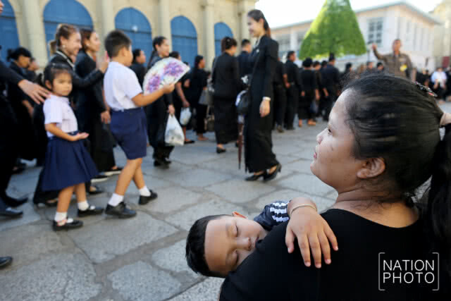 ประชาชนพาลูกหลานเดินทางมาเข้ากราบสักการะพระบรมศพ รัชกาลที่ 9 ช่วงสัปดาห์สุดท้าย