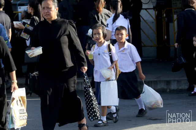 ประชาชนพาลูกหลานเดินทางมาเข้ากราบสักการะพระบรมศพ รัชกาลที่ 9 ช่วงสัปดาห์สุดท้าย