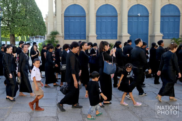ประชาชนพาลูกหลานเดินทางมาเข้ากราบสักการะพระบรมศพ รัชกาลที่ 9 ช่วงสัปดาห์สุดท้าย