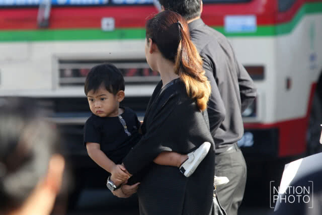 ประชาชนพาลูกหลานเดินทางมาเข้ากราบสักการะพระบรมศพ รัชกาลที่ 9 ช่วงสัปดาห์สุดท้าย