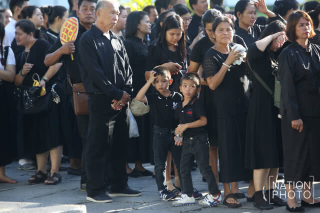 ประชาชนพาลูกหลานเดินทางมาเข้ากราบสักการะพระบรมศพ รัชกาลที่ 9 ช่วงสัปดาห์สุดท้าย