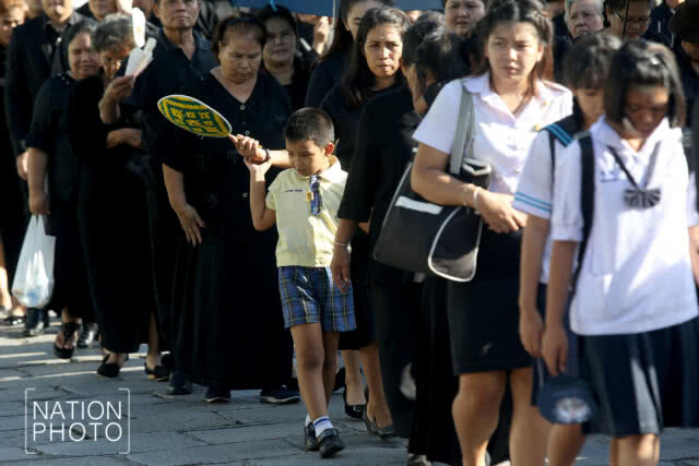 ประชาชนพาลูกหลานเดินทางมาเข้ากราบสักการะพระบรมศพ รัชกาลที่ 9 ช่วงสัปดาห์สุดท้าย