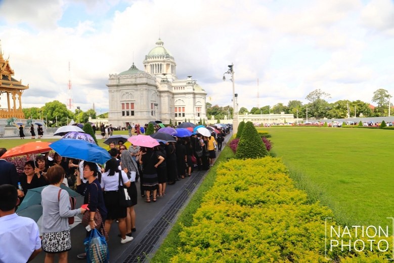 นทท.หลั่งไหลไปพระที่นั่งอนันตสมาคม ก่อนปิดเข้าชมชั่วคราว
