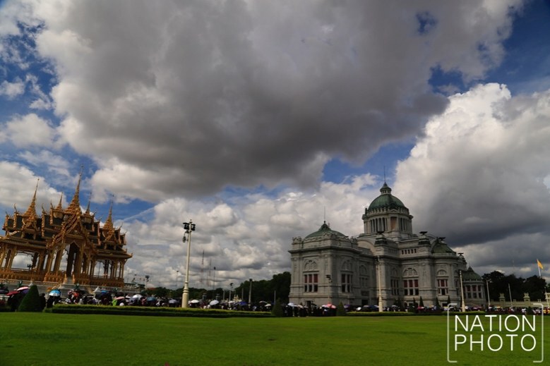 นทท.หลั่งไหลไปพระที่นั่งอนันตสมาคม ก่อนปิดเข้าชมชั่วคราว