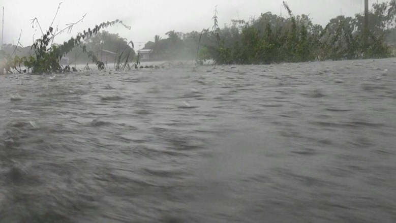 พิจิตร-ฝนชุก แม่น้ำยมท่วมข้ามถนนเชื่อมหมู่บ้าน