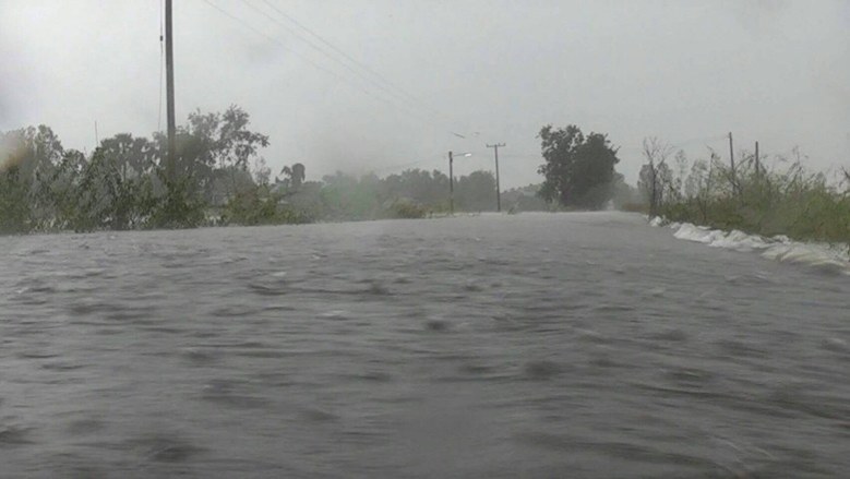 พิจิตร-ฝนชุก แม่น้ำยมท่วมข้ามถนนเชื่อมหมู่บ้าน