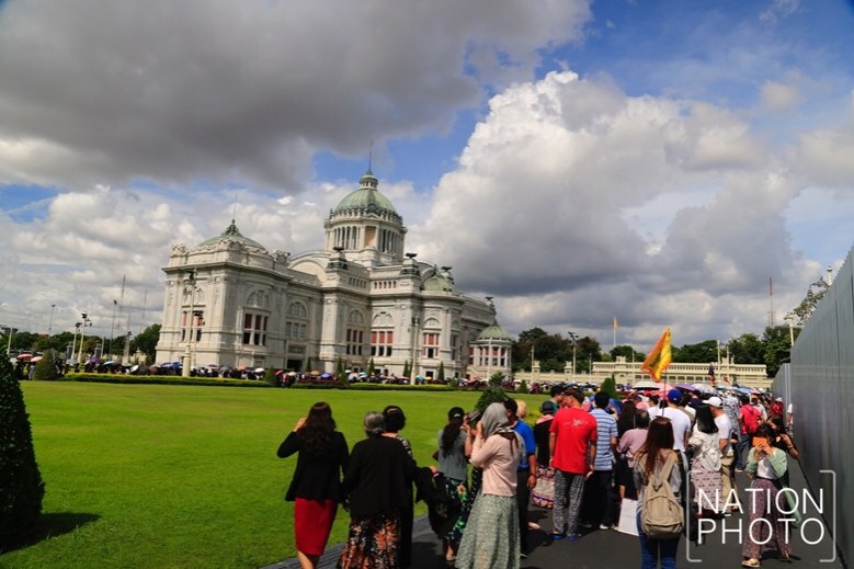 นทท.หลั่งไหลไปพระที่นั่งอนันตสมาคม ก่อนปิดเข้าชมชั่วคราว