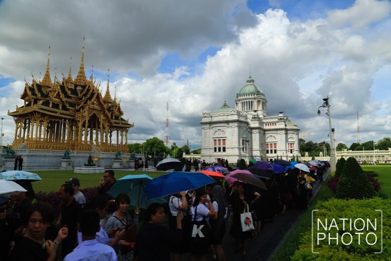 นทท.หลั่งไหลไปพระที่นั่งอนันตสมาคม ก่อนปิดเข้าชมชั่วคราว