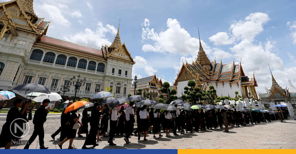 แม้แดดจะร้อน พสกนิกรยังเนืองแน่น! เพื่อเข้ากราบถวายสักการะพระบรมศพในสัปดาห์สุดท้าย แม้แดดจะร้อน พสกนิกรยังเนืองแน่น! เพื่อเข้ากราบถวายสักการะพระบรมศพในสัปดาห์สุดท้าย