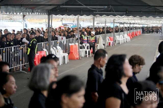 ประชาชนเตรียมพร้อมเข้ากราบพระบรมศพ