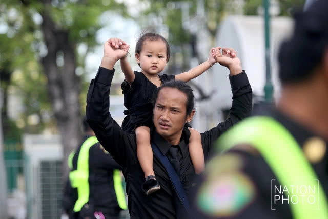 ประชาชนเตรียมพร้อมเข้ากราบพระบรมศพ