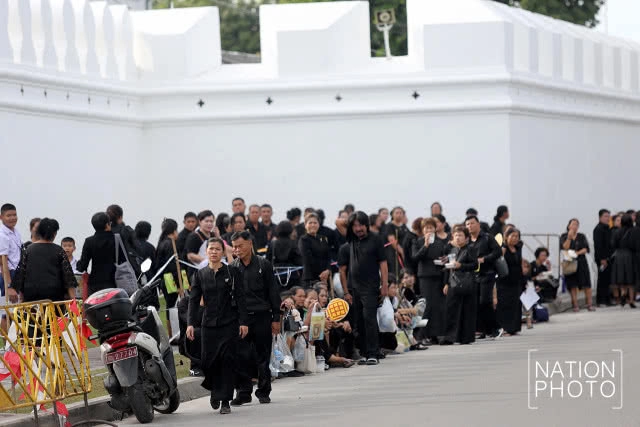 ประชาชนเตรียมพร้อมเข้ากราบพระบรมศพ