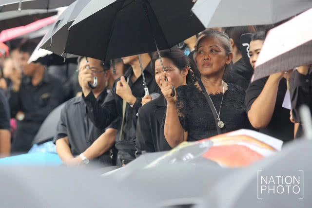 ประชาชนเตรียมพร้อมเข้ากราบพระบรมศพ