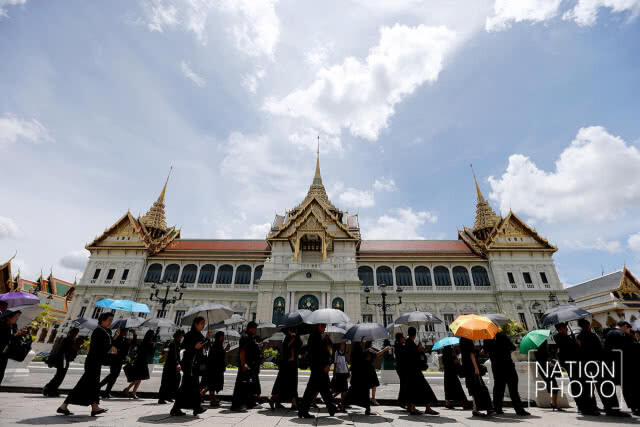 แม้แดดจะร้อน พสกนิกรยังเนืองแน่น! เพื่อเข้ากราบถวายสักการะพระบรมศพในสัปดาห์สุดท้าย