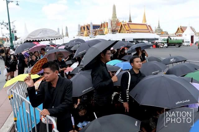 ประชาชนเตรียมพร้อมเข้ากราบพระบรมศพ