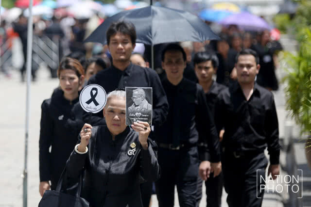 แม้แดดจะร้อน พสกนิกรยังเนืองแน่น! เพื่อเข้ากราบถวายสักการะพระบรมศพในสัปดาห์สุดท้าย
