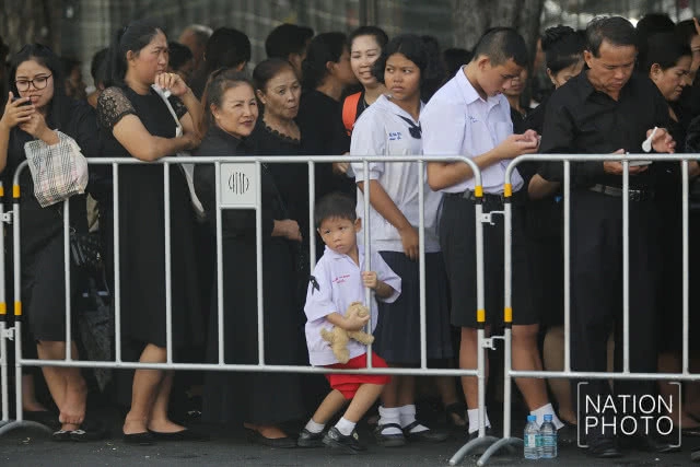 ประชาชนเตรียมพร้อมเข้ากราบพระบรมศพ