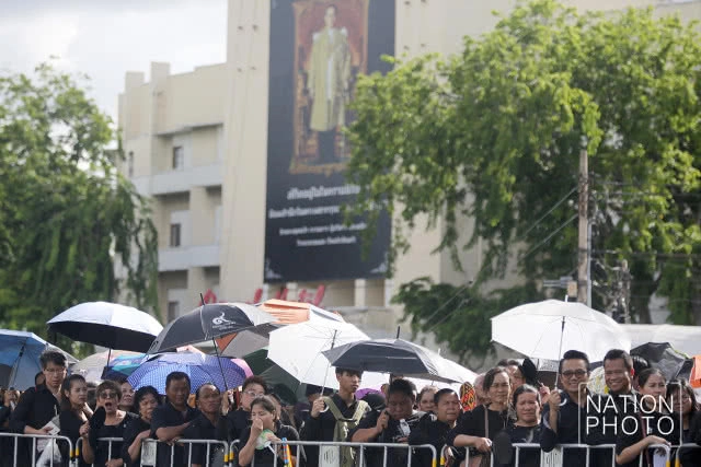 ประชาชนเตรียมพร้อมเข้ากราบพระบรมศพ