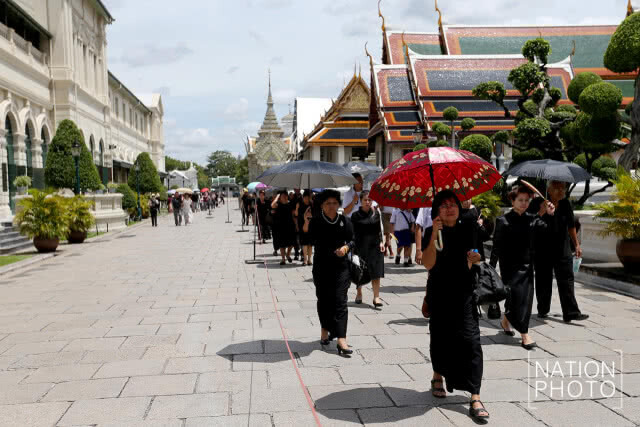 แม้แดดจะร้อน พสกนิกรยังเนืองแน่น! เพื่อเข้ากราบถวายสักการะพระบรมศพในสัปดาห์สุดท้าย