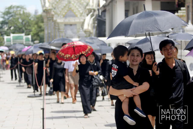 แม้แดดจะร้อน พสกนิกรยังเนืองแน่น! เพื่อเข้ากราบถวายสักการะพระบรมศพในสัปดาห์สุดท้าย
