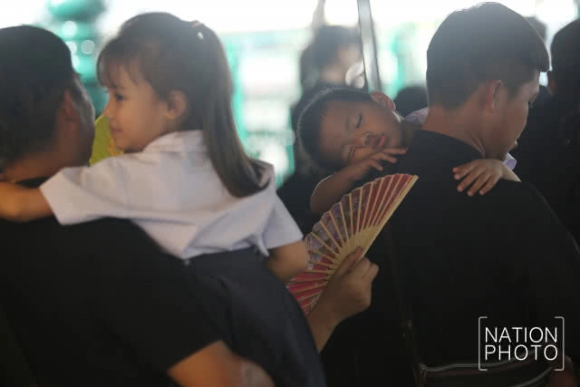 ประชาชนเตรียมพร้อมเข้ากราบพระบรมศพ