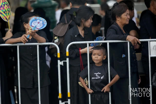 ประชาชนเตรียมพร้อมเข้ากราบพระบรมศพ