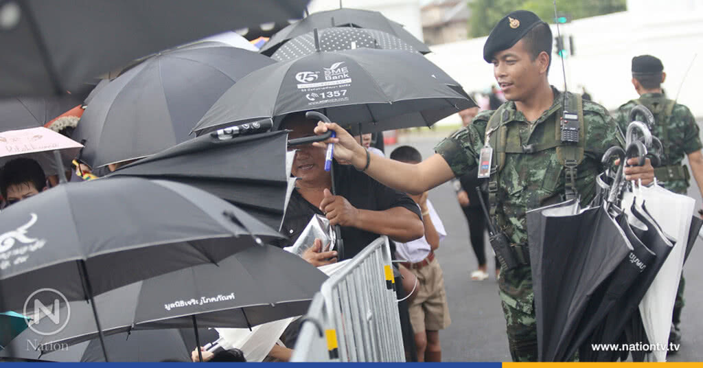 ทหารนำร่มมาให้ประชาชน ก่อนเข้ากราบสักการะพระบรมศพ ร.9 ทหารนำร่มมาให้ประชาชน ก่อนเข้ากราบสักการะพระบรมศพ ร.9