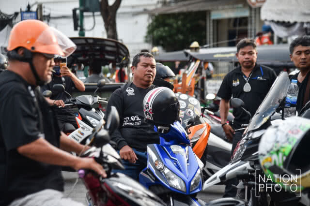 น่าชื่นชม! วินจิตอาสามุ่งทำดีเพื่อพ่อ รับส่งประชาชนที่มาสักการะพระบรมศพ
