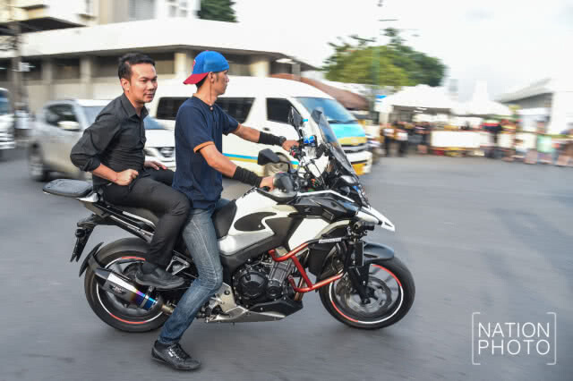 น่าชื่นชม! วินจิตอาสามุ่งทำดีเพื่อพ่อ รับส่งประชาชนที่มาสักการะพระบรมศพ