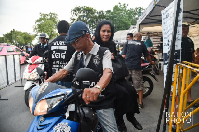 น่าชื่นชม! วินจิตอาสามุ่งทำดีเพื่อพ่อ รับส่งประชาชนที่มาสักการะพระบรมศพ