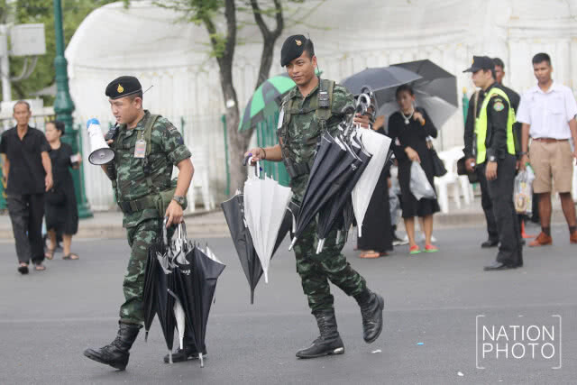 ทหารนำร่มมาให้ประชาชน ก่อนเข้ากราบสักการะพระบรมศพ ร.9
