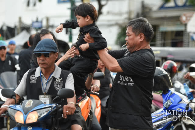 น่าชื่นชม! วินจิตอาสามุ่งทำดีเพื่อพ่อ รับส่งประชาชนที่มาสักการะพระบรมศพ