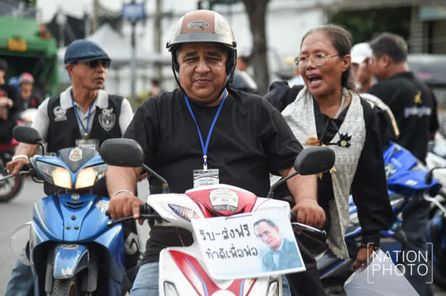 น่าชื่นชม! วินจิตอาสามุ่งทำดีเพื่อพ่อ รับส่งประชาชนที่มาสักการะพระบรมศพ