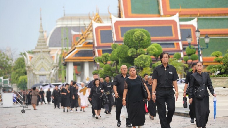 เปิดให้ประชาชน เข้ากราบสักการะพระบรมศพตลอด 24 ชม. เปิดให้ประชาชน เข้ากราบสักการะพระบรมศพตลอด 24 ชม.