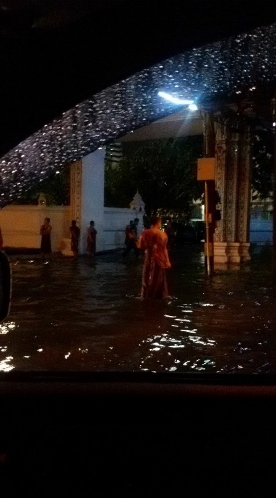 ฝนถล่มกรุงอ่วม !! ต้นไม้ล้ม-ท่วมขังหลายพื้นที่