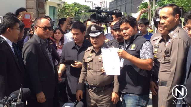 ผู้กำกับหนุ่ย นายตำรวจติดตามยิ่งลักษณ์ พานำค้นบ้าน
