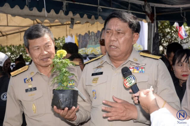 ผู้ว่าฯ กทม.ตรวจเยี่ยมประชาชน รอกราบพระบรมศพ