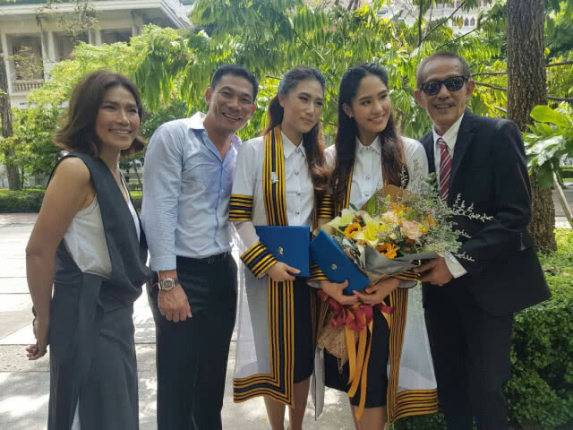 "พ่อปุ๊" ปลื้ม
"ปันปัน" รับปริญญา
เศรษฐศาสตร์ จุฬาฯ
เชื่อ "แม่แหวน" รับรู้