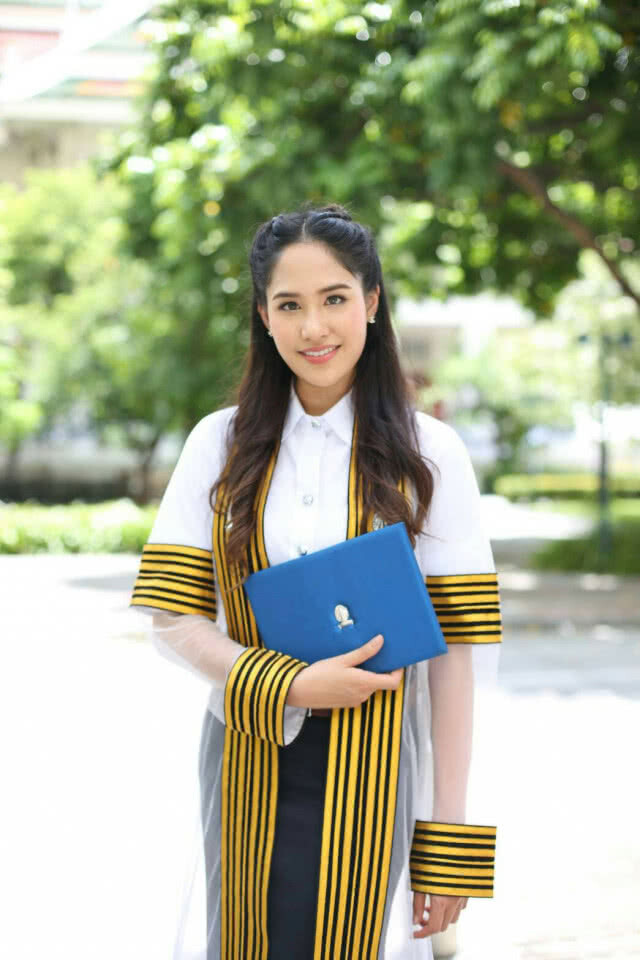 "พ่อปุ๊" ปลื้ม
"ปันปัน" รับปริญญา
เศรษฐศาสตร์ จุฬาฯ
เชื่อ "แม่แหวน" รับรู้