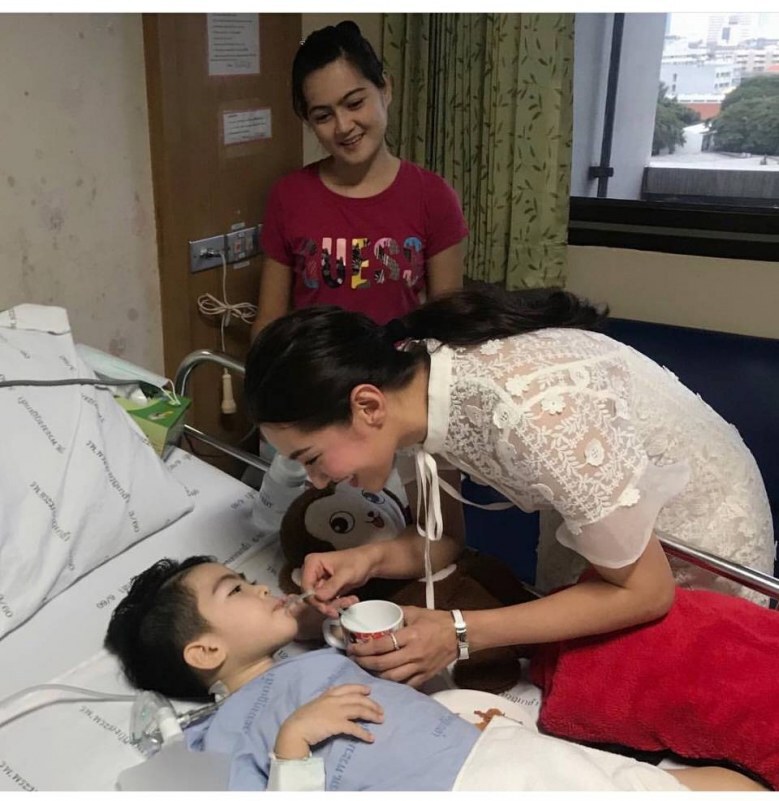 "เบลล่า"-"จ๋า"ผู้จัดละครเพลิงบุญ รุดเยี่ยมไข้ "น้องสกาย"