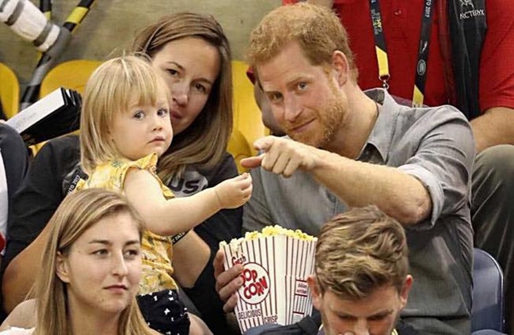 ชมคลิปน่ารัก หนูน้อยแอบฉกป๊อปคอร์น "เจ้าชายแฮร์รี"