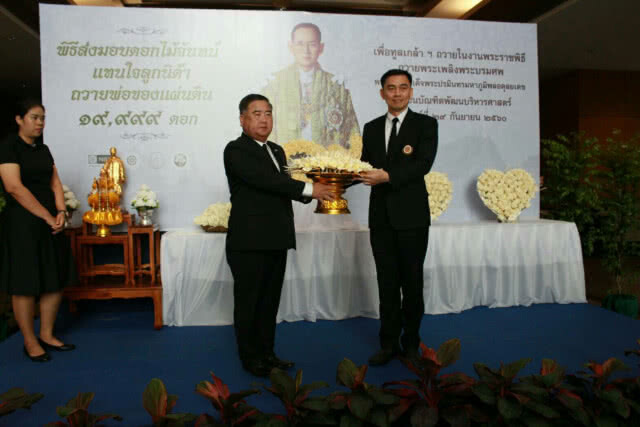 พิธีส่งมอบดอกไม้จันทน์แทนใจลูกนิด้า ถวายพ่อของแผ่นดิน จำนวน ๑๙,๙๙๙ ดอก